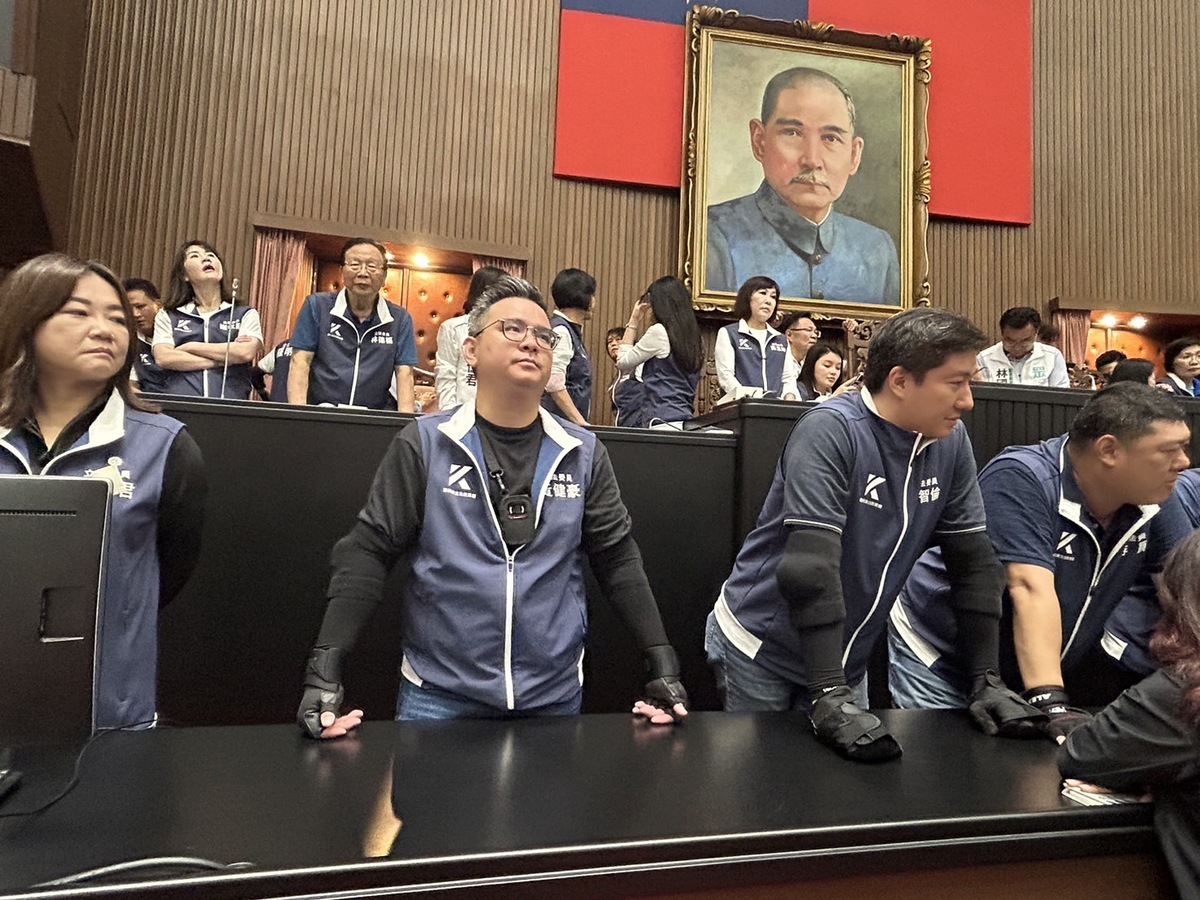 民進黨立委黃捷控訴藍委重裝上陣，難道在耍國會流氓？ 圖：立法委員黃捷辦公室提供