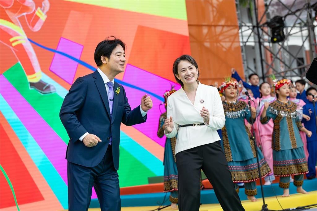 20日總統就職典禮總上，總統賴清德、副總統蕭美琴在經典曲目的合唱環節隨著樂曲起舞。 圖：翻攝賴清德Threads