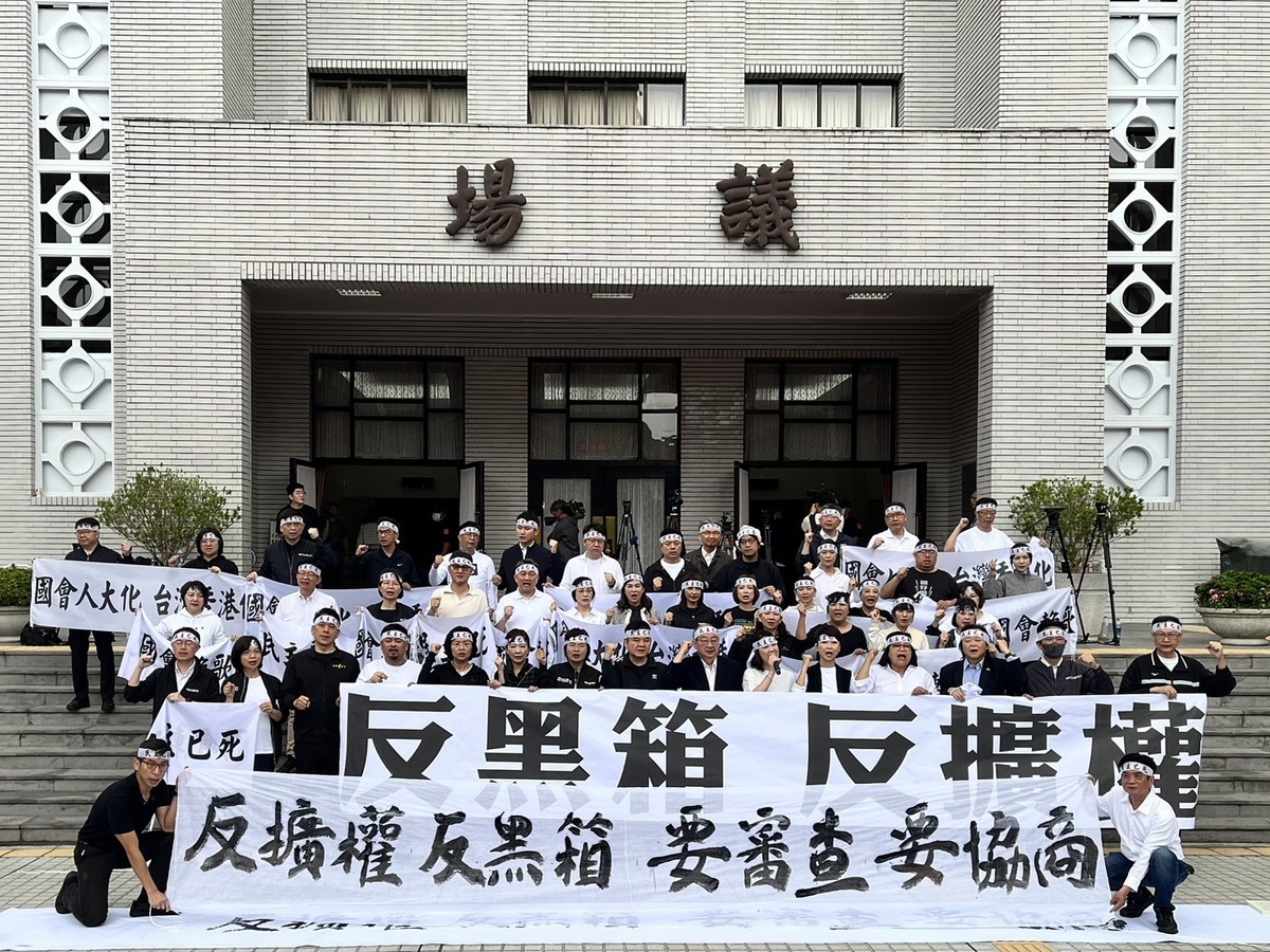 民進黨立院黨團在議場外召開記者會，高呼「反黑箱、反擴權」口號。 圖：金大鈞/攝