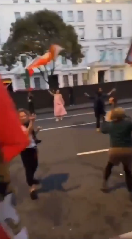 許多伊朗人在伊朗駐倫敦大使館前慶祝萊希在直升機事故中身亡。 圖：翻攝自出埃及記 X（前推特）帳號