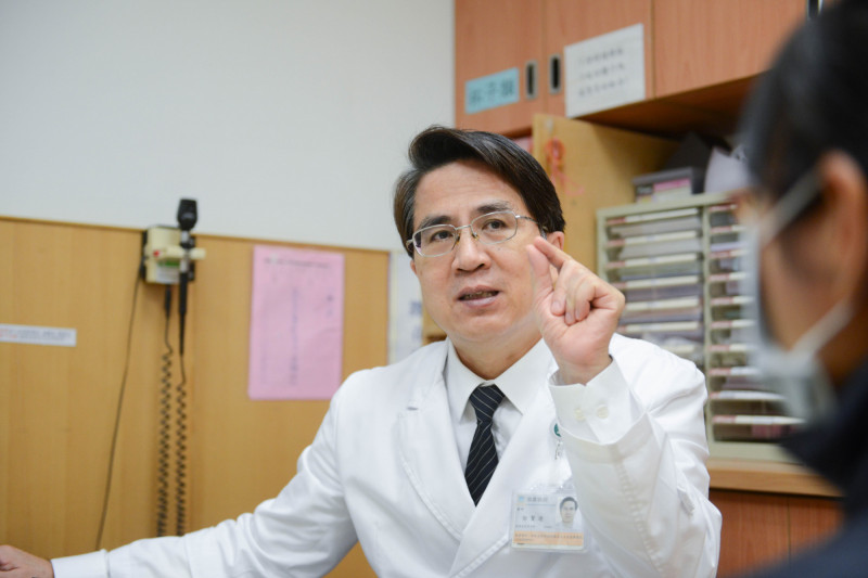 台北慈濟醫院尋求神經外科主任徐賢達表示，精細的「顯微血管減壓手術」，可有效降低三叉神經痛感。 圖：台北慈濟醫院／提供