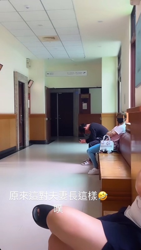 鳳梨親赴嘉義地檢署，並從遠方拍下一對男女的模樣，疑似暗指他們就是馮語婷的真身「原來長這樣」。 圖：翻攝自鳳梨IG