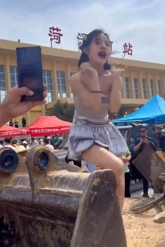 許多民眾受郭有才影響，也紛紛在菏澤南站進行直播。 圖：翻攝自舞陽同學 X（前推特）帳號