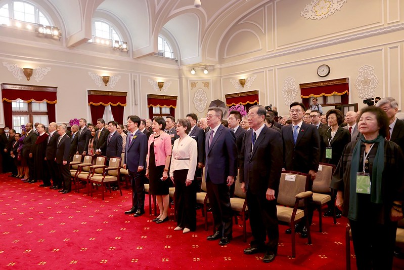 政院官員今（21）天透露，卓榮泰院長（右3）在昨（20）日於總統府內進行交接交接典禮前，曾親自向立法院長韓國瑜（右8）致意，希望找時間去拜訪韓國瑜，儘速與立法院交流，溝通協調對民眾迫切需要的法案。 圖；總統府提供（資料照片）