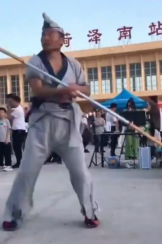 許多民眾受郭有才影響，也紛紛在菏澤南站進行直播。 圖：翻攝自舞陽同學 X（前推特）帳號