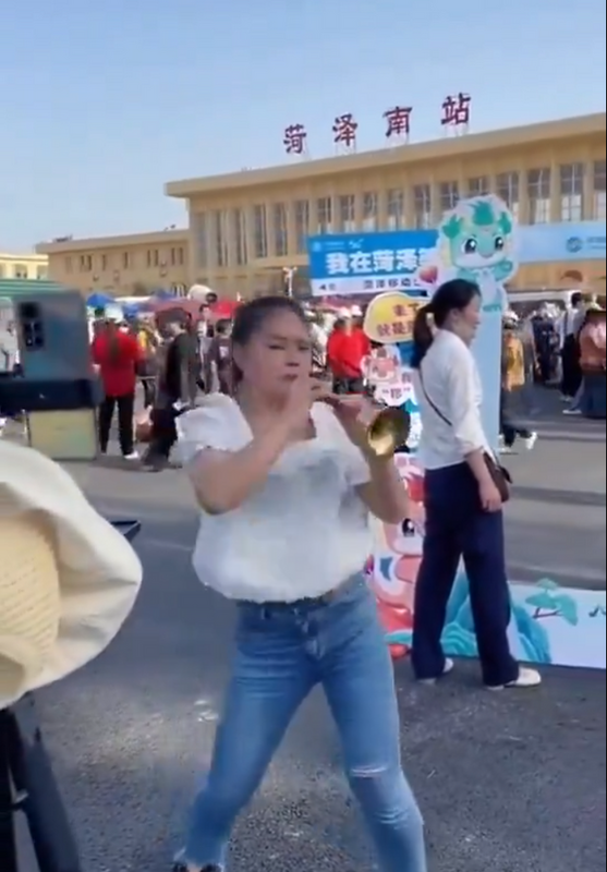 許多民眾受郭有才影響，也紛紛在菏澤南站進行直播。 圖：翻攝自舞陽同學 X（前推特）帳號