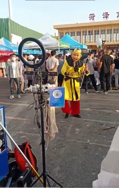 許多民眾受郭有才影響，紛紛在菏澤南站進行直播。 圖：翻攝自舞陽同學 X（前推特）帳號