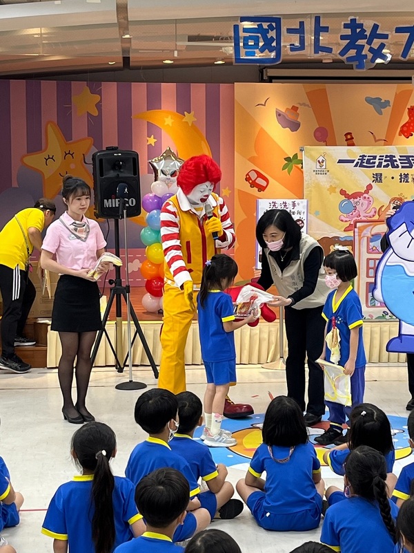 教育部今(21)日與疾管署共同邀請麥當勞叔叔之家慈善基金會，於國立台北教育大學附設實驗國民小學舉行「腸病毒防治宣導」 圖：疾管署／提供