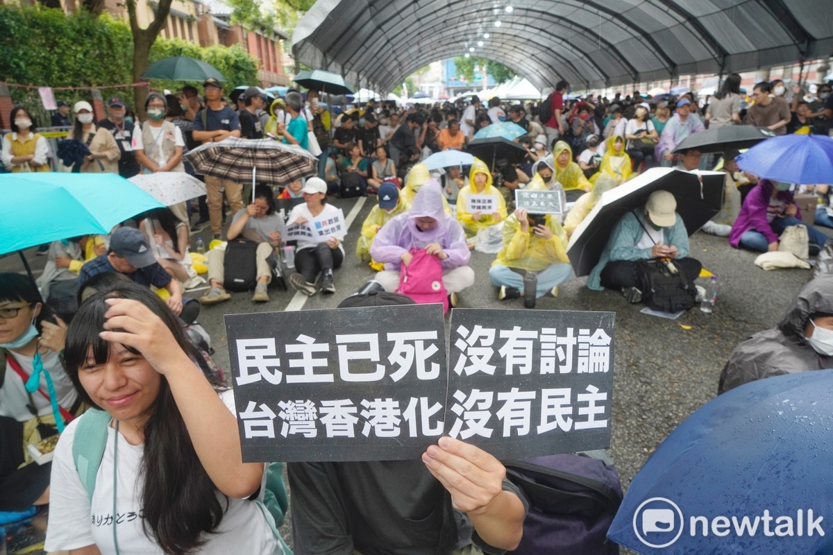 上千民眾聚集在立院外的青島東路，抗議國民黨和民眾黨強行通過的國會擴權案。 圖：張良一/攝