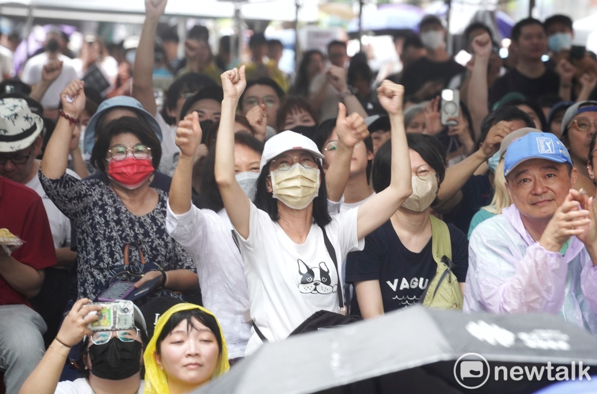 多位民進黨立委現身立院天橋時，抗議的民眾高喊「立委加油」，向民進黨立委打氣。 圖：張良一/攝