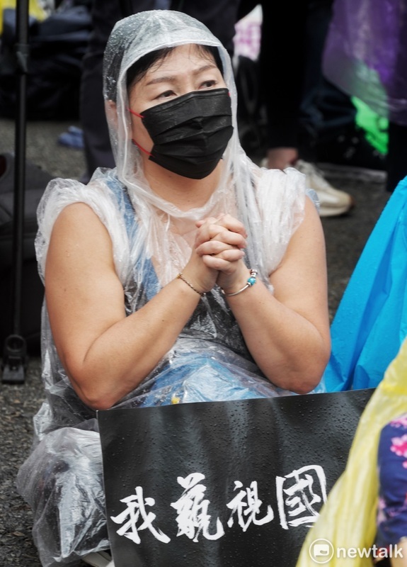 一位民眾高舉「我藐視國會」的手舉牌抗議國民黨和民眾黨欲強行通過國會擴權法案。 圖：張良一/攝