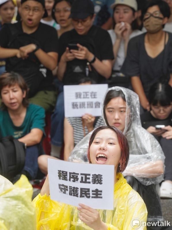 抗議民眾高喊「沒有討論 沒有民主」等口號。 圖：張良一/攝