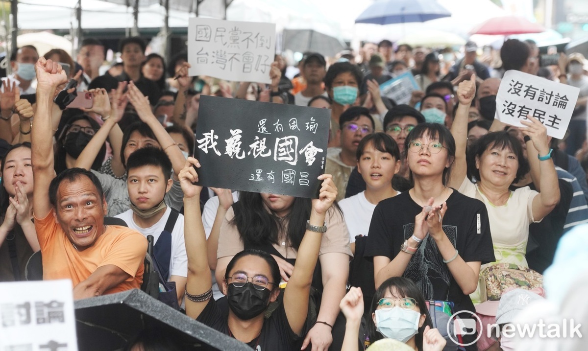 藍白硬推國會濫權法案，民眾前往立法院外高舉「我藐視國會」、「沒有討論 沒有民主」等手舉牌抗議。 圖：張良一攝