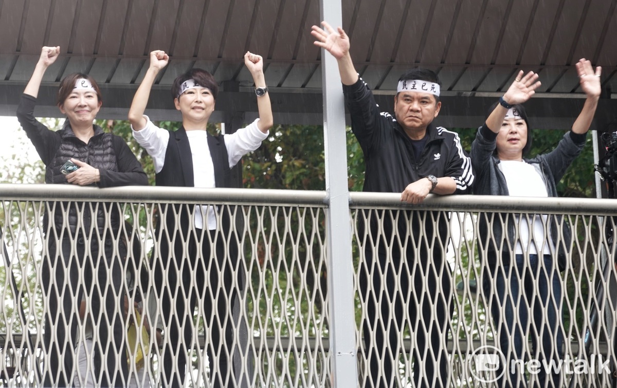 民進黨黨團書記長莊瑞雄等多位民進黨籍立委在立院天橋上聲援抗議民眾。 圖：張良一/攝