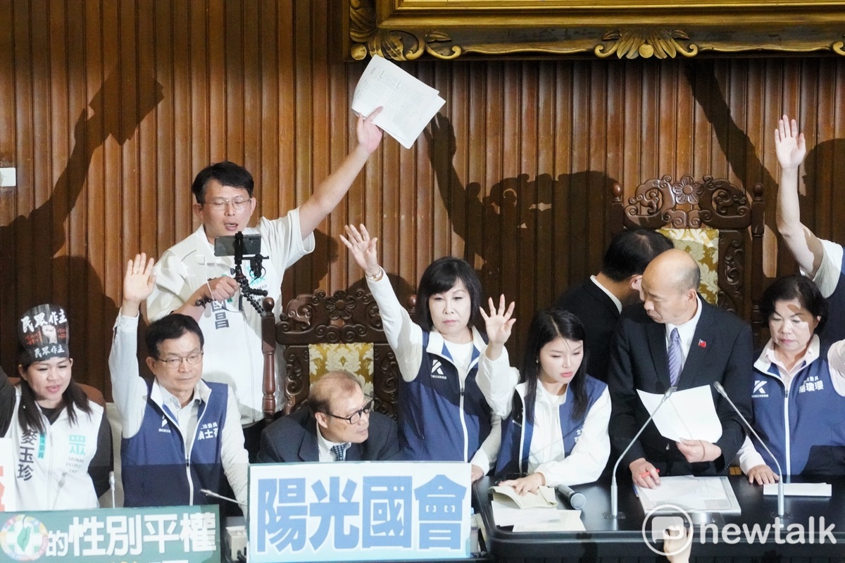 台灣民眾黨立委黃國昌在立院主席台上和多位國民黨立委舉手贊成國民黨和民眾黨共同提案的修正動議。 圖：張良一攝