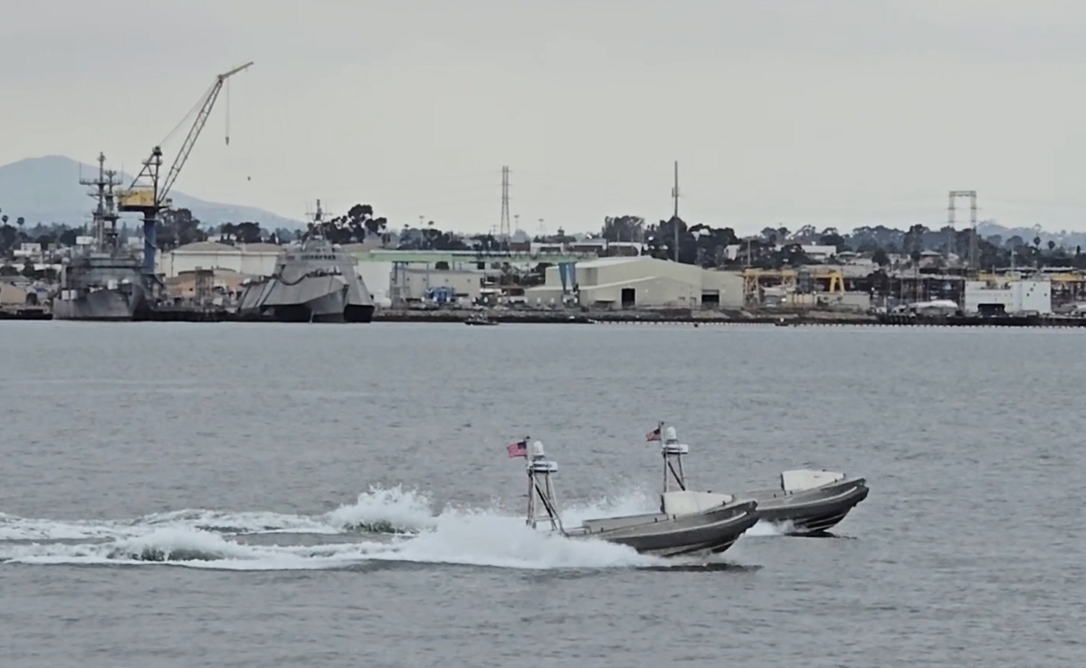 美國海軍2艘全球自主偵察艇「地獄獵犬」執行任務測試中，可能為美國打造「蜂群戰術」的原型。 圖：翻攝US Navy