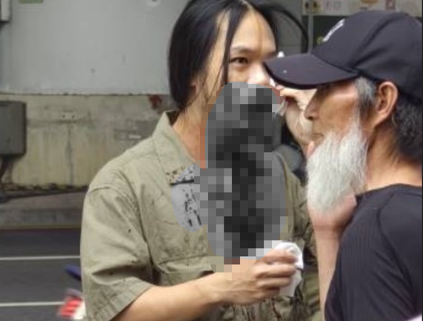 長髮男子在車廂內英勇與持刀砍人的洪姓男子扭打，受傷全身濺血。 圖：翻攝爆料公社
