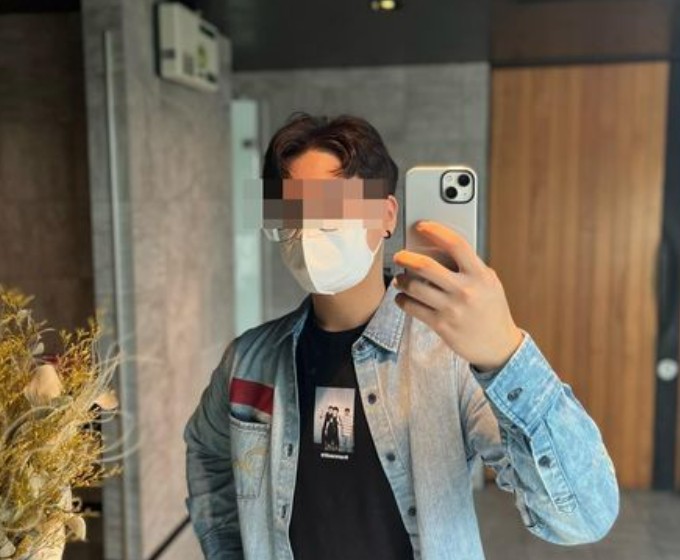 在中捷持刀砍人的19歲洪姓男子常在臉書Po自拍照。 圖：翻攝洪姓男子臉書