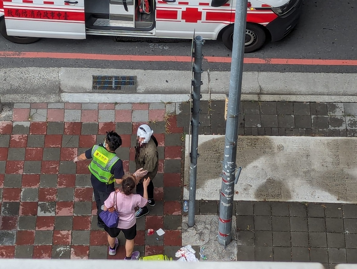 中捷驚傳車廂砍殺傷人案，有乘客奮勇上前制止，第一時間跟嫌犯搏鬥，阻止憾事擴大。事後在捷運站外等待就醫。 圖：翻攝「臉書」魏國彥