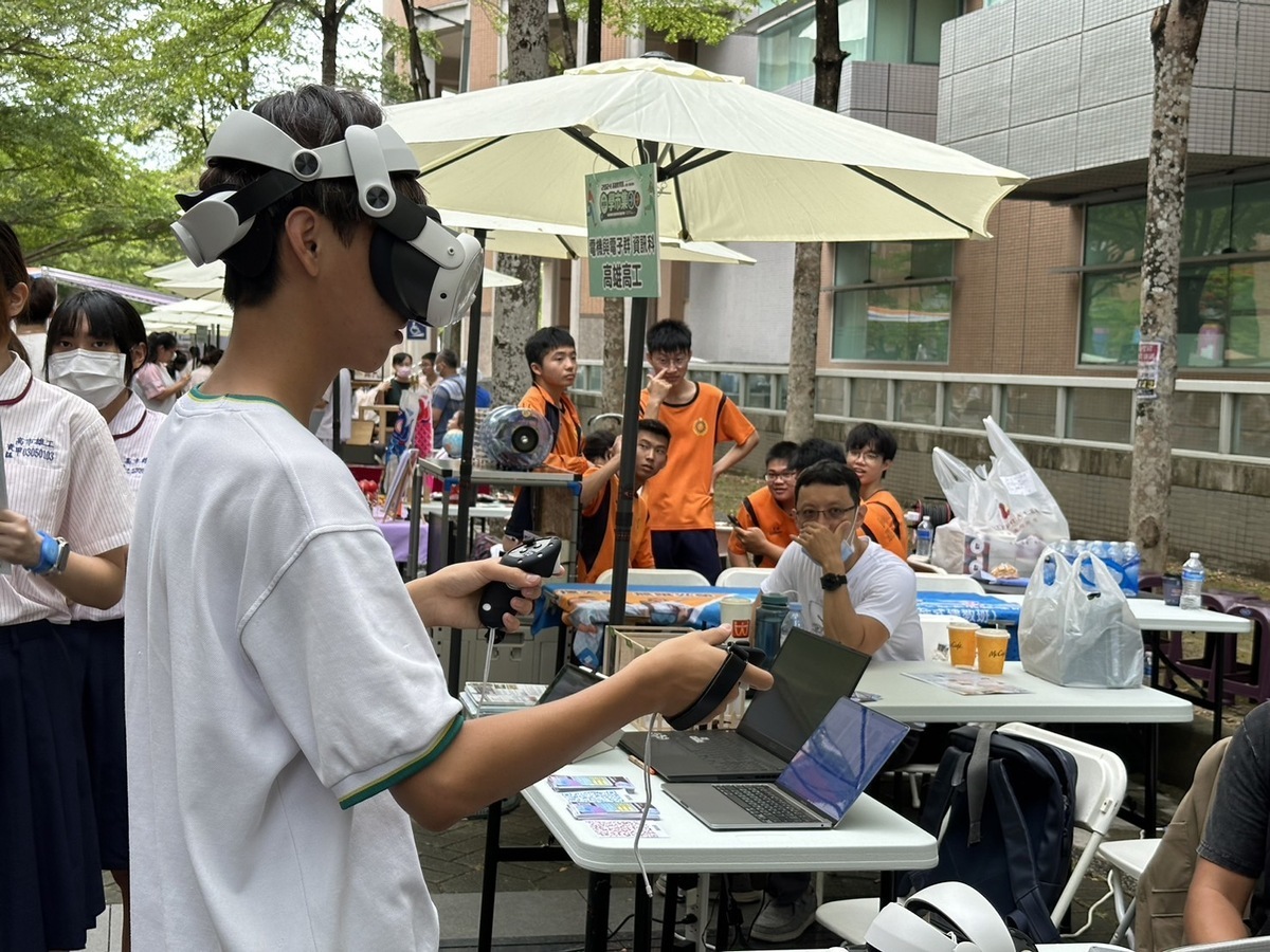 高雄市教育節學市集親自體驗先進技術。 圖：高雄市教育局/提供
