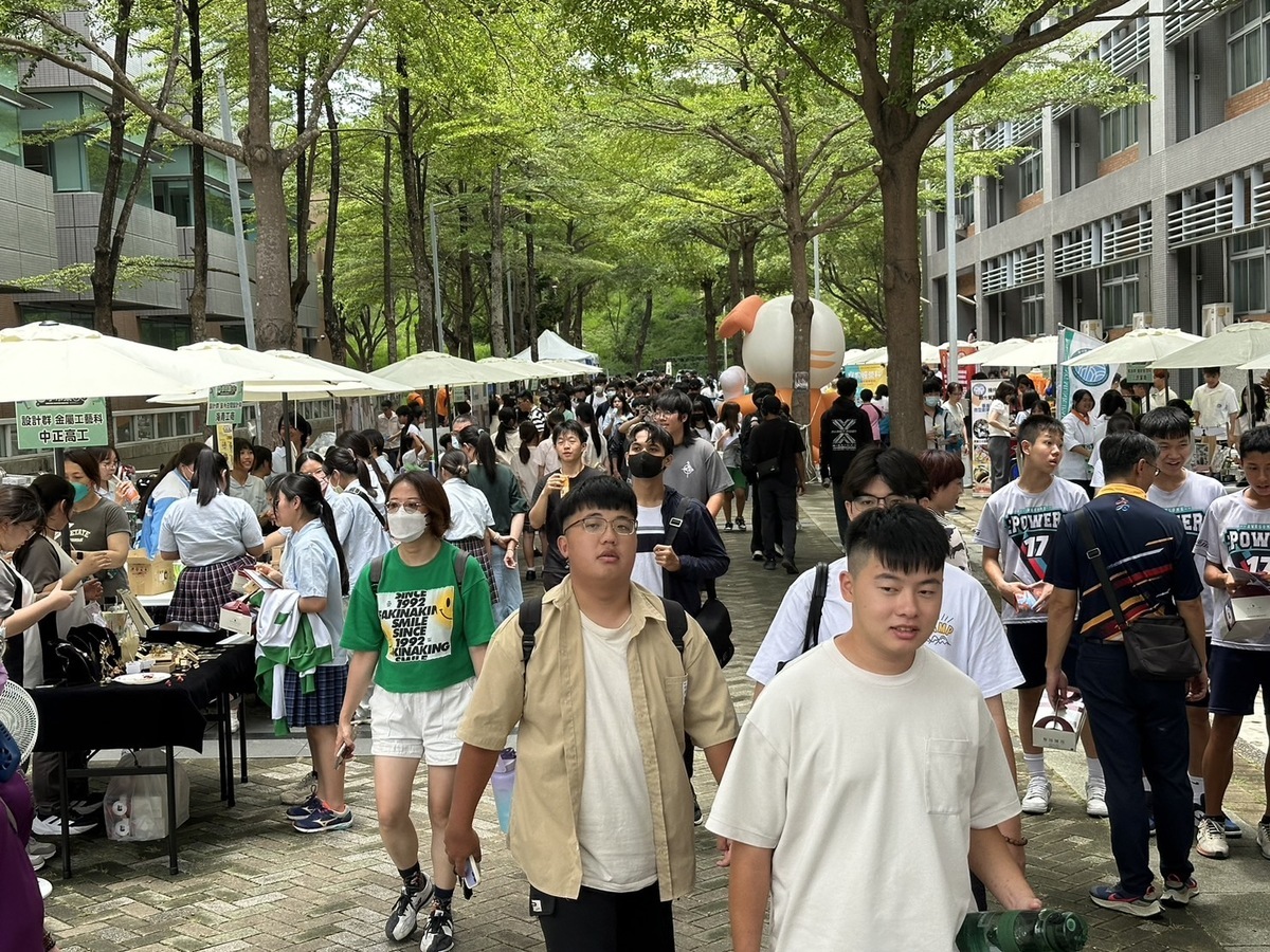 高雄市教育節學市集吸引國高中生熱烈參與。 圖：高雄市教育局/提供