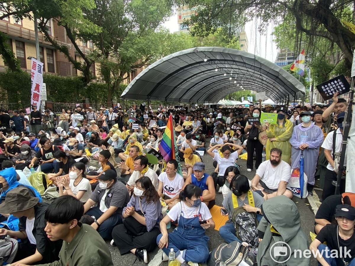 近千人集結立法院場邊，抗議藍白黨團強行通過法案。 圖：林昀真/攝