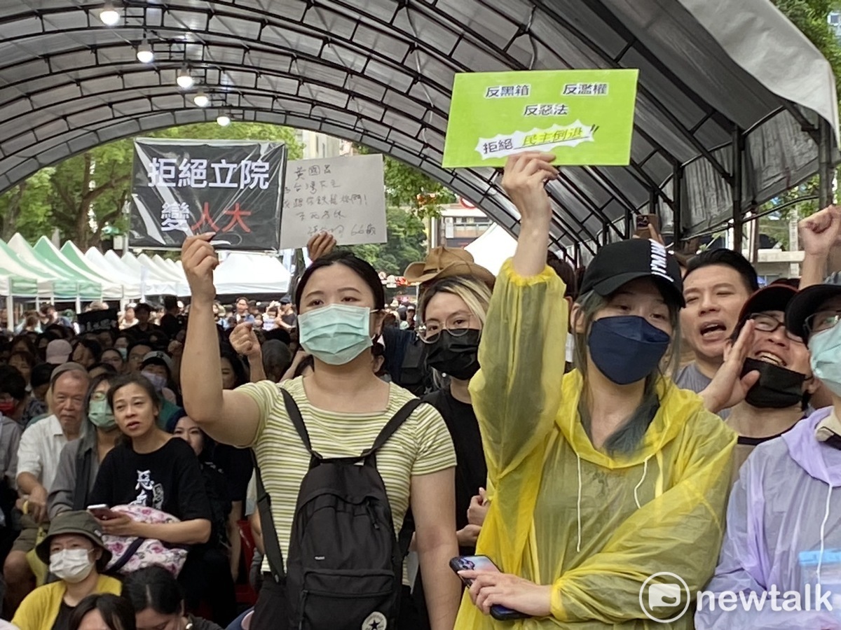 不滿民眾手持紙板抗議藍白黨團濫權強行通過惡法。 圖：林昀真/攝