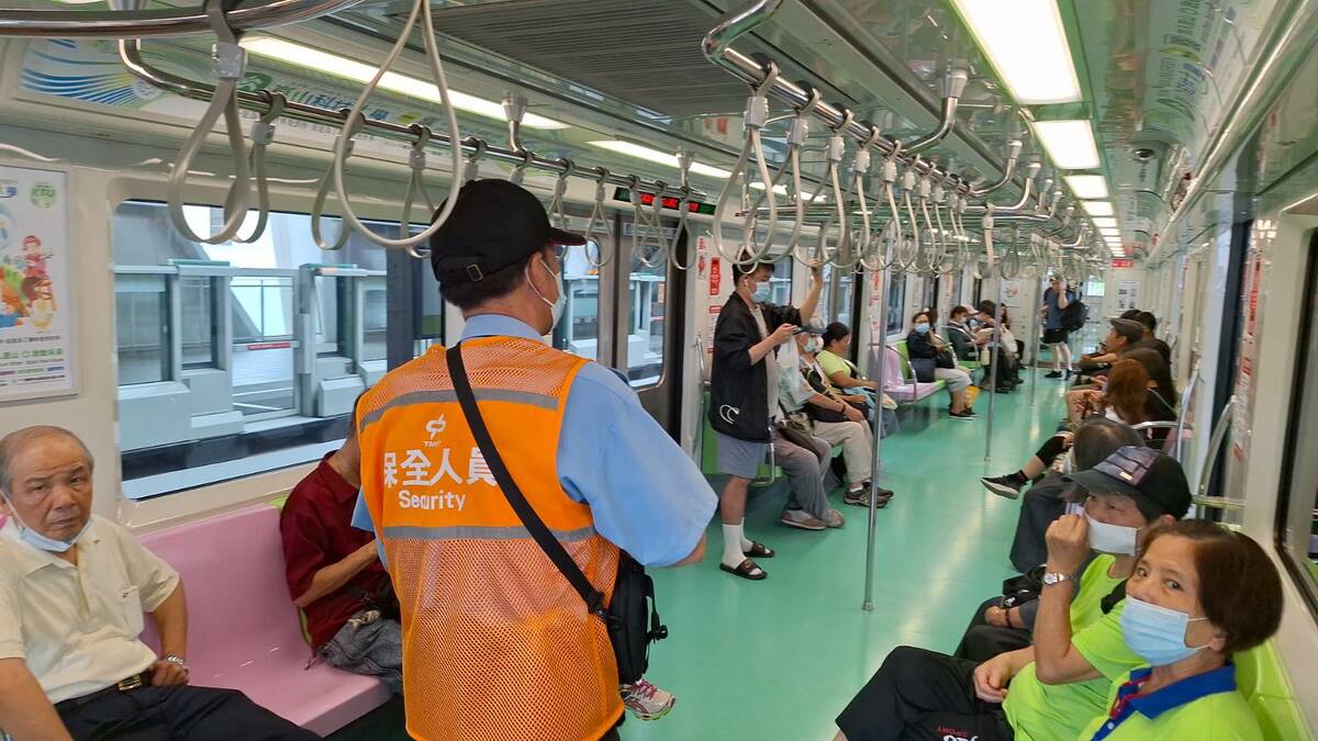 中捷除協請捷警加強巡邏，車站保全即刻起每半小時上車巡視車廂。 圖：中捷公司/提供