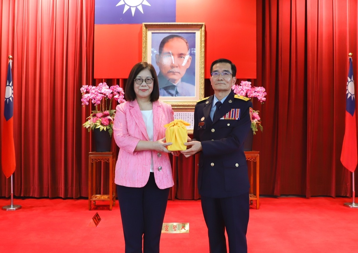 海委會主委管碧玲親自主持海巡署新任署長張忠龍布達典禮。 圖：海巡署/提供