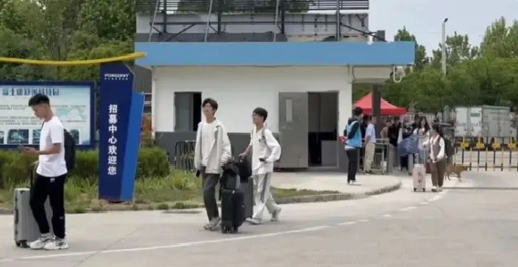 富士康逐漸撤出中國，曾經人潮湧動的招募中心也逐漸冷清。 圖：翻攝自 冰川思想庫