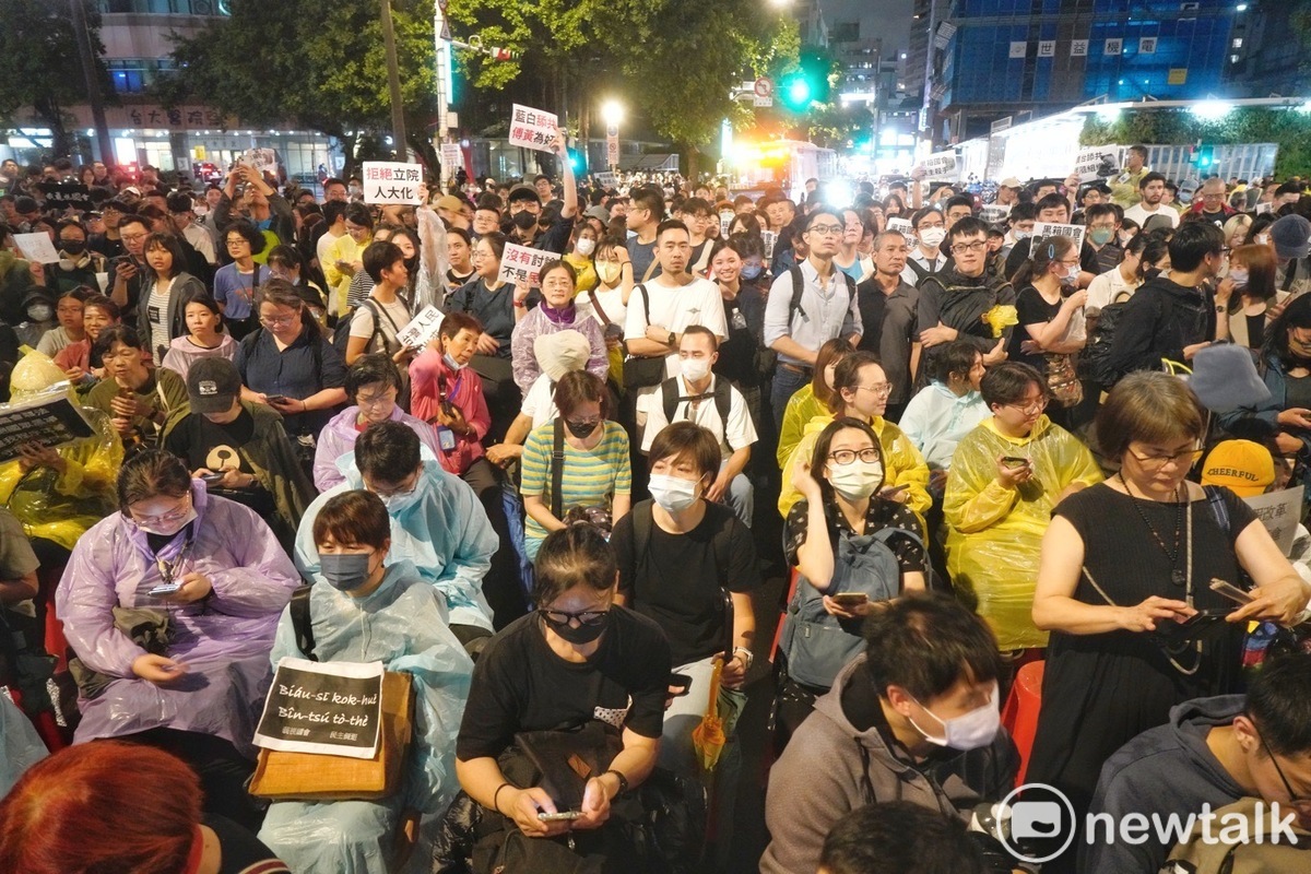 0521立法院外反對立法院職權行使法修正抗議群眾，從青島東路滿溢到中山南路的監察院和立法院正門。 圖：張良一攝