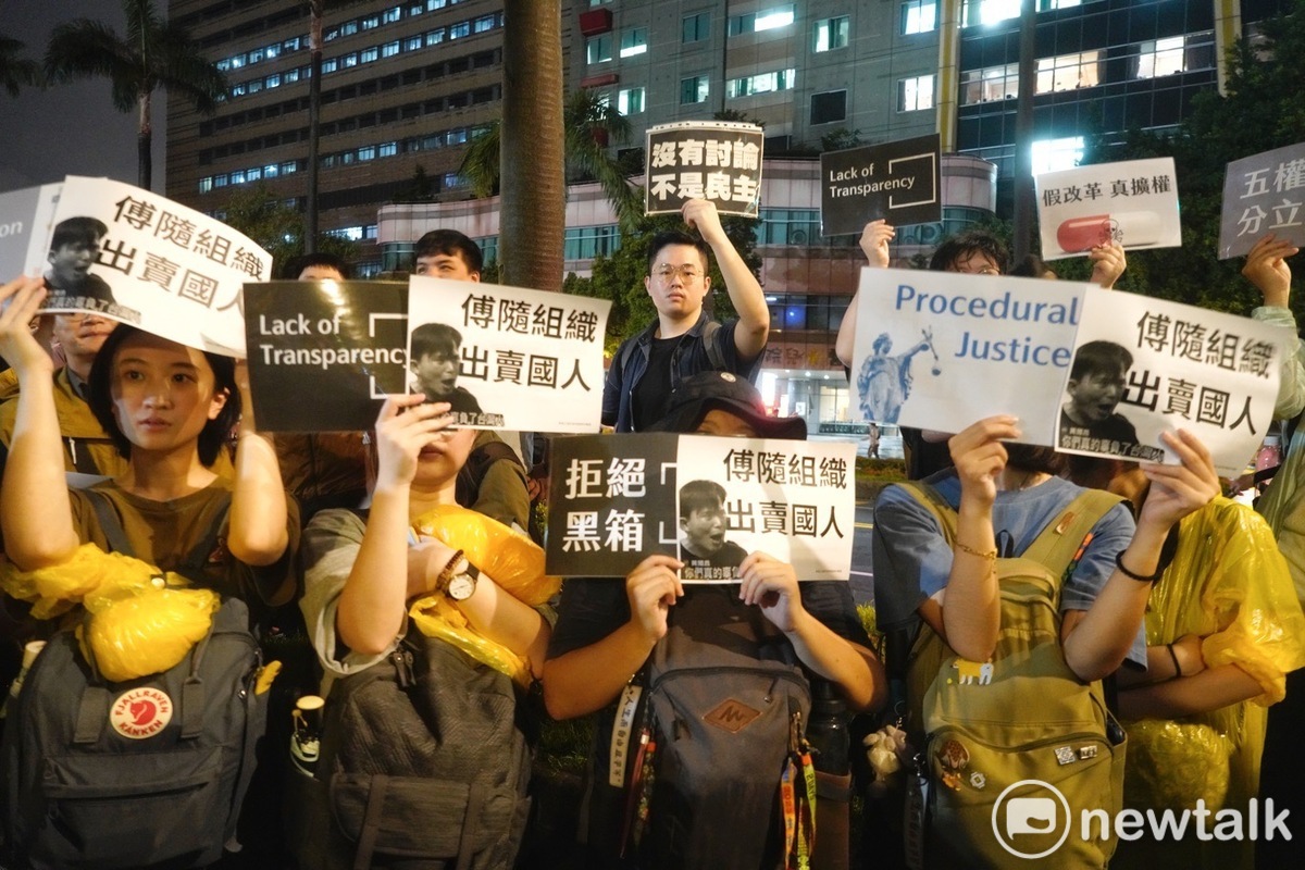 0521立法院外反對立法院職權行使法修正抗議群眾，不少群眾拿著「傅隨組織，出賣國人」圖卡，暗算黃國昌背叛太陽花，與傅崐萁互相勾串。 圖：張良一攝