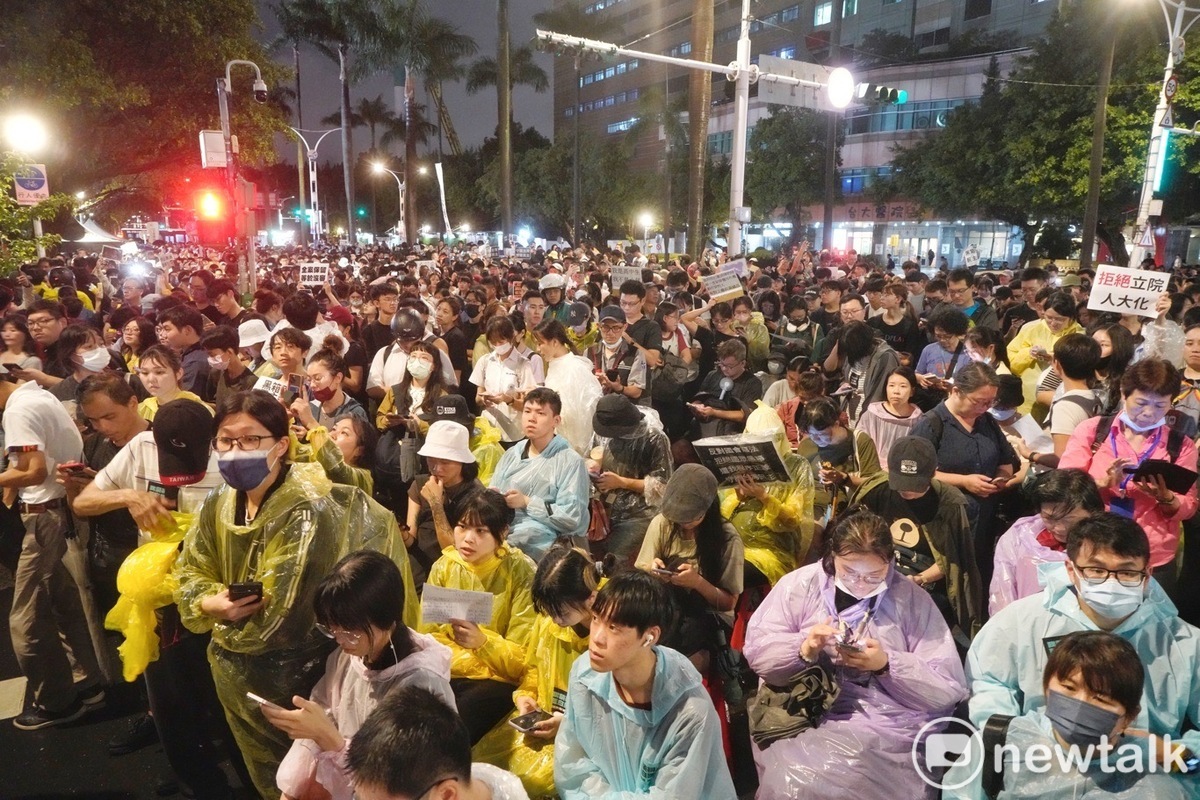 0521立法院外反對立法院職權行使法修正抗議群眾，從青島東路滿溢到中山南路的監察院和立法院正門。 圖：張良一/攝（資料照）