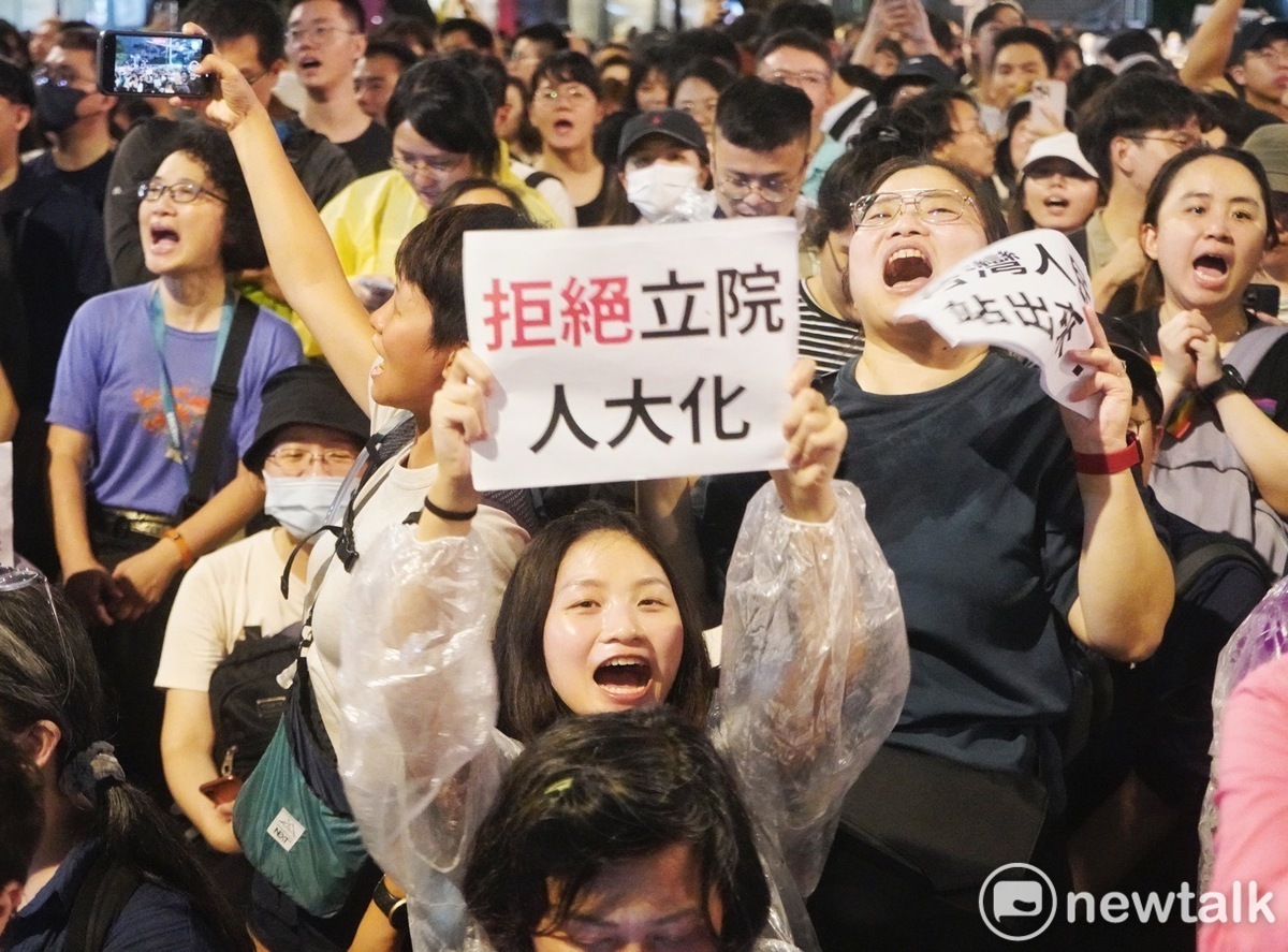 0521立法院外反對立法院職權行使法修正抗議群眾，高舉抗議手板。 圖：張良一攝