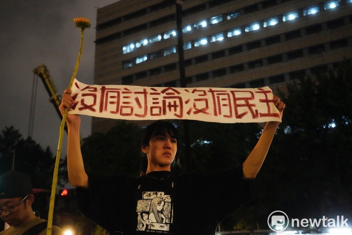 0521立法院外反對立法院職權行使法修正抗議群眾，高舉抗議手板。 圖：張良一攝