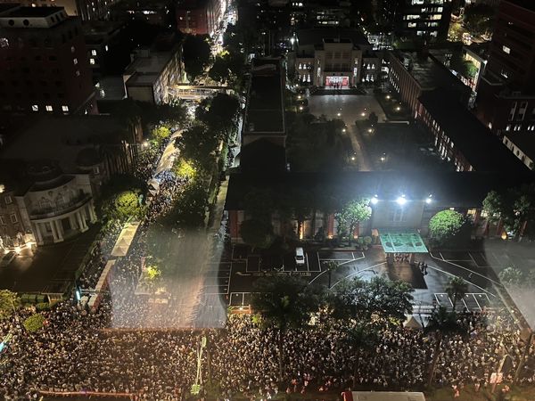 立法院外湧入大批抗議人潮。 圖：黃捷國會辦公室提供