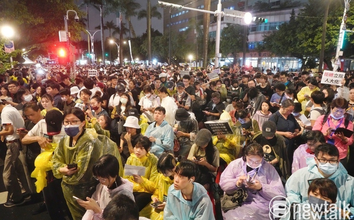 下大雨也要來抗議！ 上萬人集結立院旁高喊「沒有討論 不是民主」