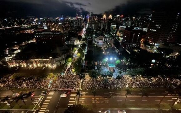 民主課開課！學生集結抗議阻藍白「國會擴權」教授霸氣准假不點名