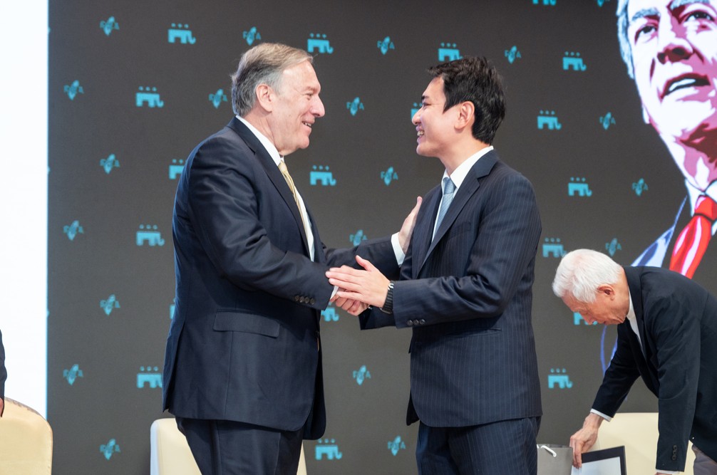 美國前國務卿佩奧和民進黨立委陳冠廷。 圖：陳冠廷提供