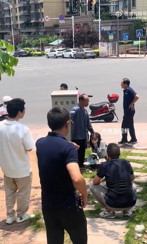 四川街頭上驚傳擄人挾持事件，不過犯人隨後便遭圍觀群眾制伏。 圖：翻攝自 李老師不是你老師  X（前推特）帳號