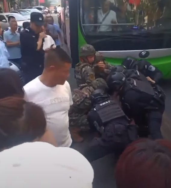 四川自貢傳出公車上傷人事件。警方接到通報後迅速派人前往，並合力制伏嫌犯。 圖:翻攝自 突破臨界點 YOUTUBE 頻道