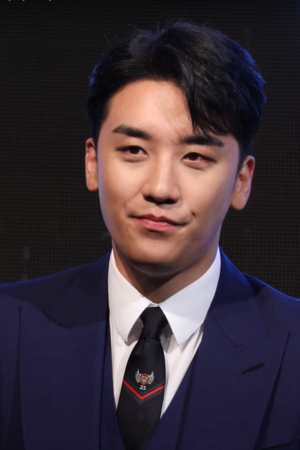 韓國男團 BIGBANG 前成員李勝利，因涉嫌性交易仲介、貪污及教唆暴力等罪，被判處 1 年 6 個月，已於去年 2 月出獄。 圖:翻攝自維基百科