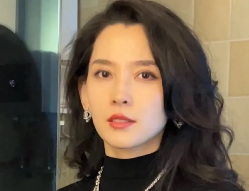 近日，中國歌手汪峰公開認愛小18歲的網紅李巧。