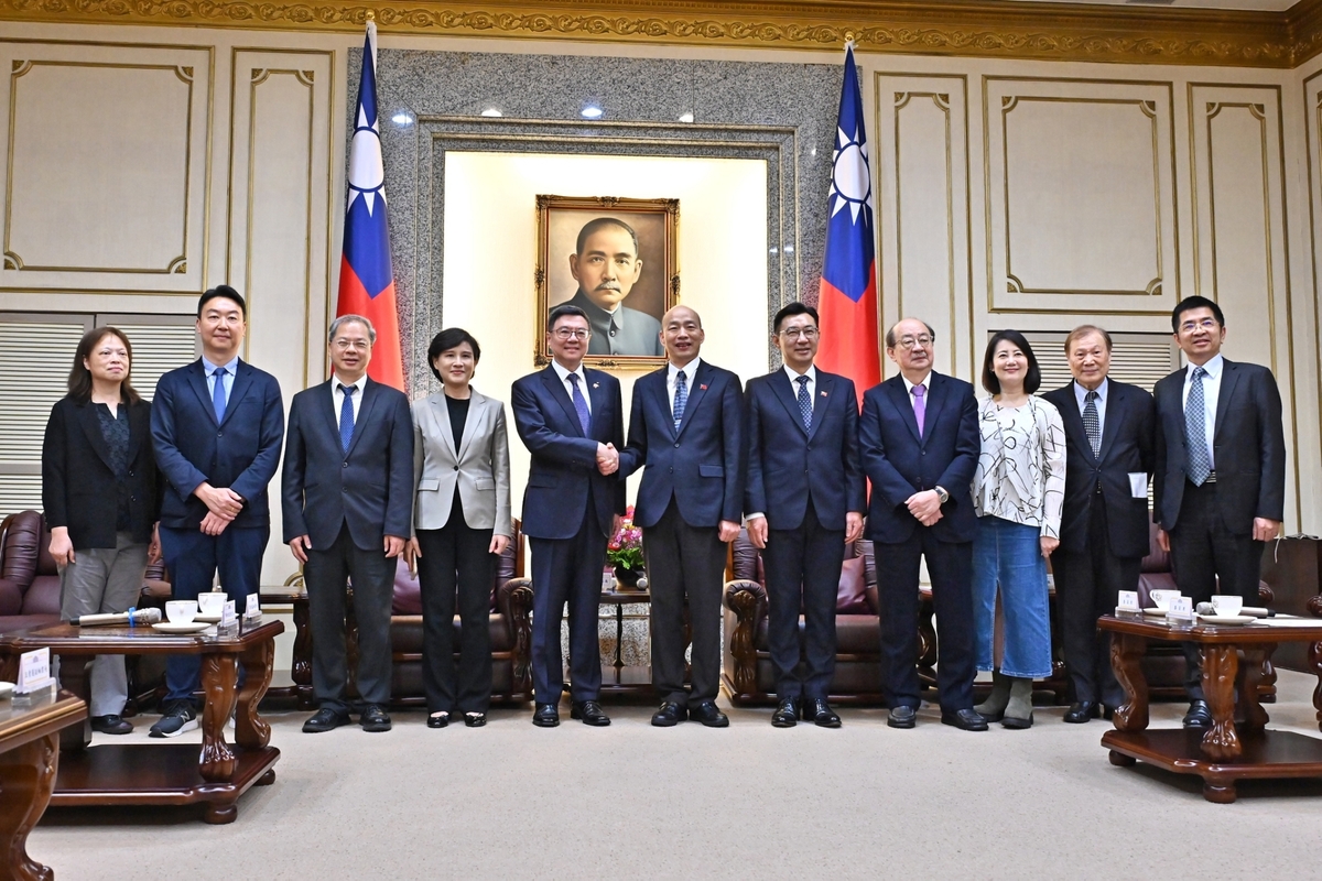 新上任的行政院長卓榮泰今（22）天中午到立法院拜會立法院長韓國瑜，兩人握手表示誠意。 圖：擷自卓榮泰臉書粉專