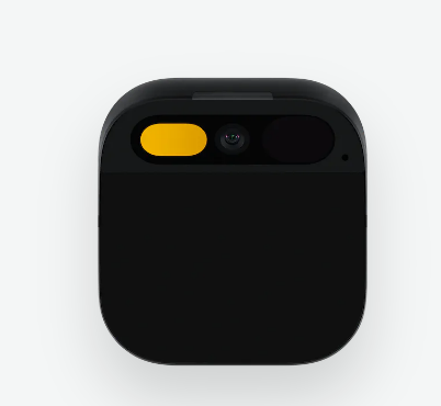 名為「AI Pin」的創新AI硬體產品，小巧的方形裝置如同胸針的大小，整體重量輕至56克。 圖：翻攝自Humane 官網