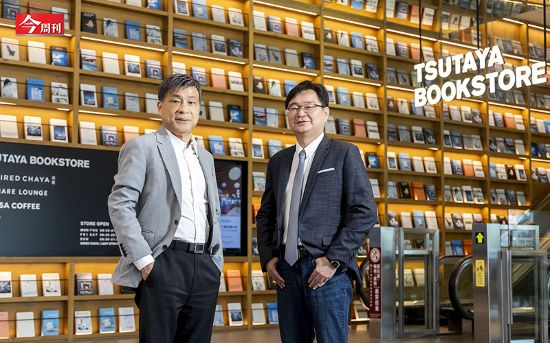 簡滄圳（左）33 年前在潤泰集團內部成立潤德設計，背景TSUTAYA BOOKSTORE CITYLINK 南港店是作品之一。右為潤德總經理盧玉璜。 圖：翻攝自周刊第 1431 期