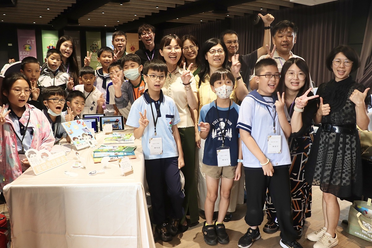 師生分享「資優學生獨立研究跨校遠距共學計畫」成果。 圖：高雄市教育局/提供
