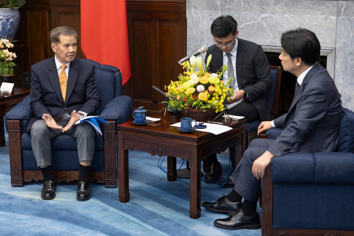 賴清德與新加坡前國會議長阿都拉（Abdullah Tarmugi）對談。 圖：總統府/提供