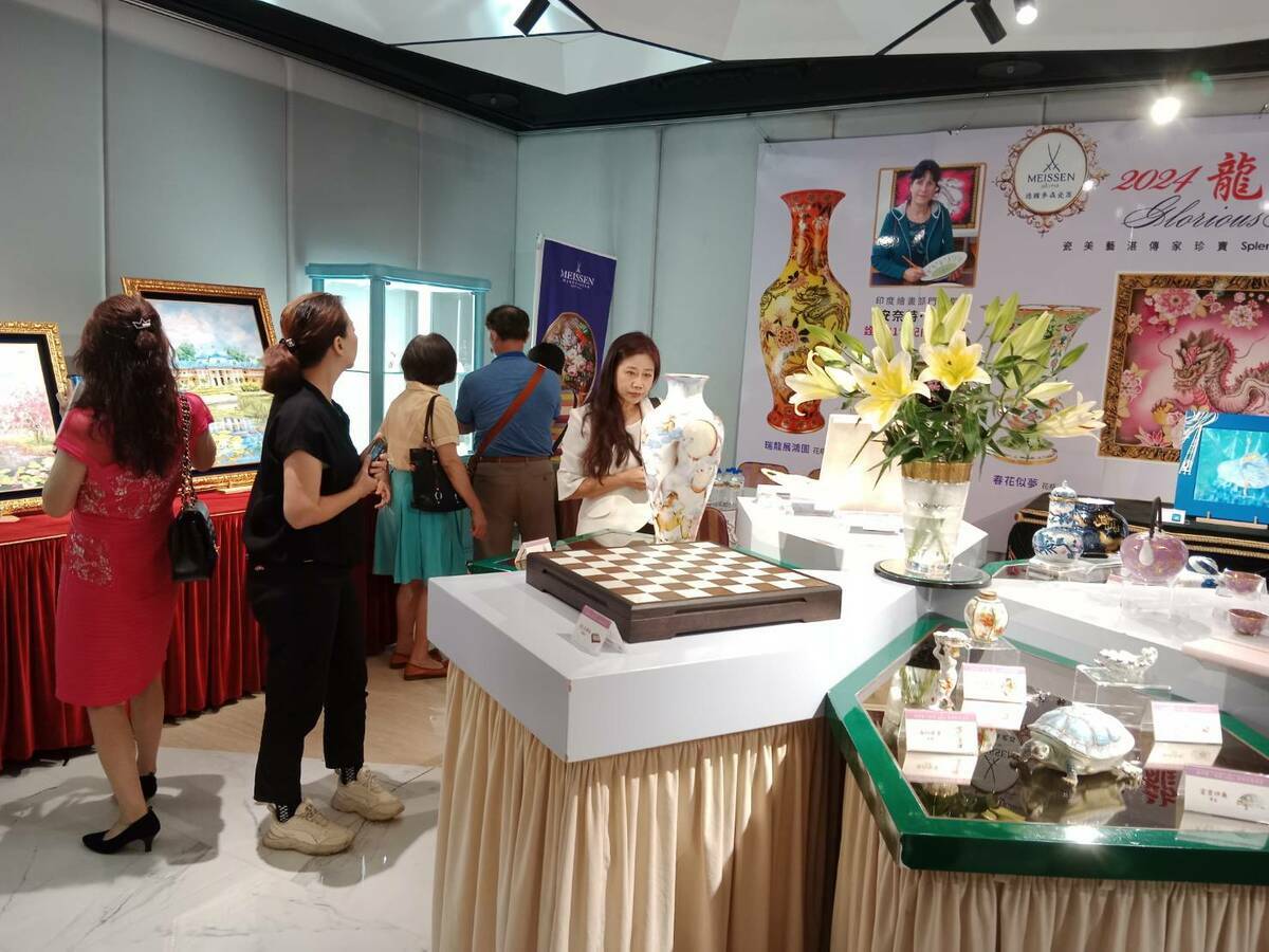 麥森瓷器特展吸引不少貴婦到場。 圖：孫家銘攝