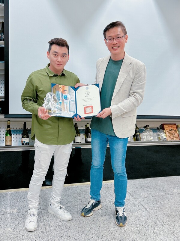 東海大學餐旅碩專生、「好品水產」副董事長辛宗穎日前大手筆捐贈100萬元給校方，協助改善教學環境。 圖：東海大學/提供